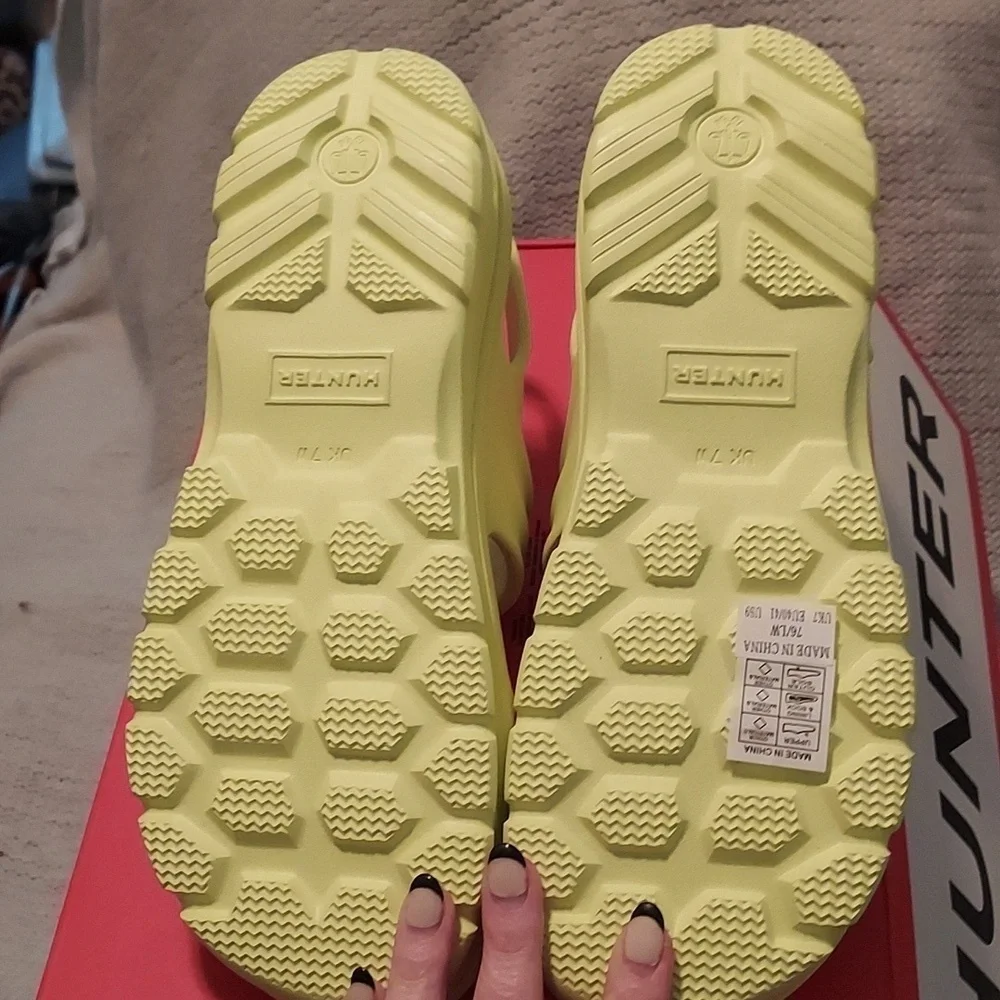 HUNTER BLOOM ALGAE FOAM SANDALS IN ZESTY YELLOW NIB